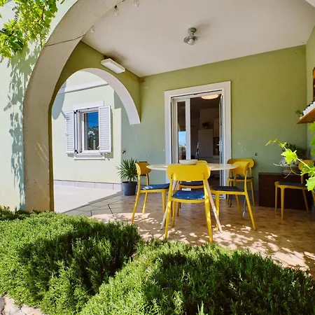 House נזרין