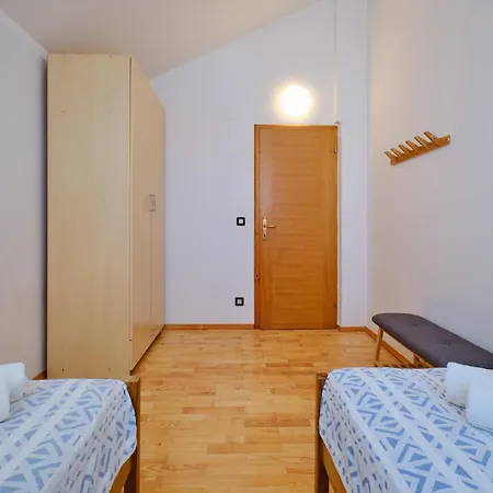 House * נזרין